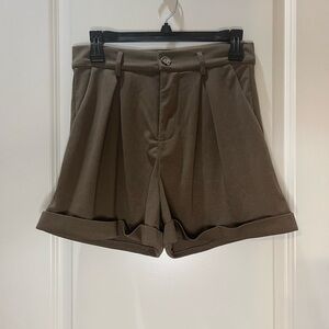 Dazy Taupe Mid Rise Cuffed Shorts with Pockets Size M